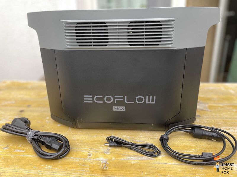 Der EcoFlow PowerStream Delta 2 Max steht auf einem Tisch.